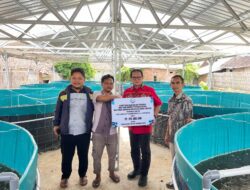 Prof. Rokhmin Dahuri Serahkan Bantuan kepada Pokdakan di Cirebon dan Indramayu