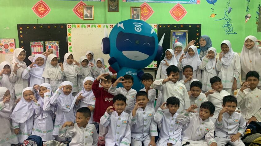 Awali 2024, PLN Icon Plus Jakarta dan Banten Laksanakan Program Iconnet Goes to School