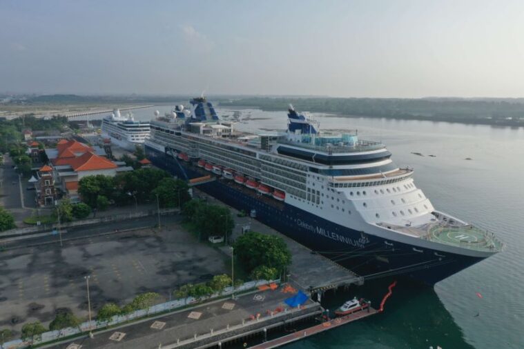 Kapal Pesiar Celebrity Millenium di Pelabuhan Benoa