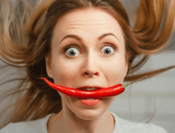 Waspada! 7 Dampak Buruk Akibat Sering Makan Pedas