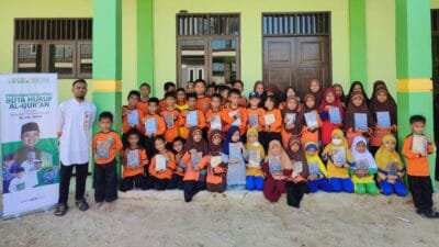 Laznas BMH Salurkan 40 Al-Qur’an Baru untuk Santri MI Al-Izzah Juata Laut Tarakan