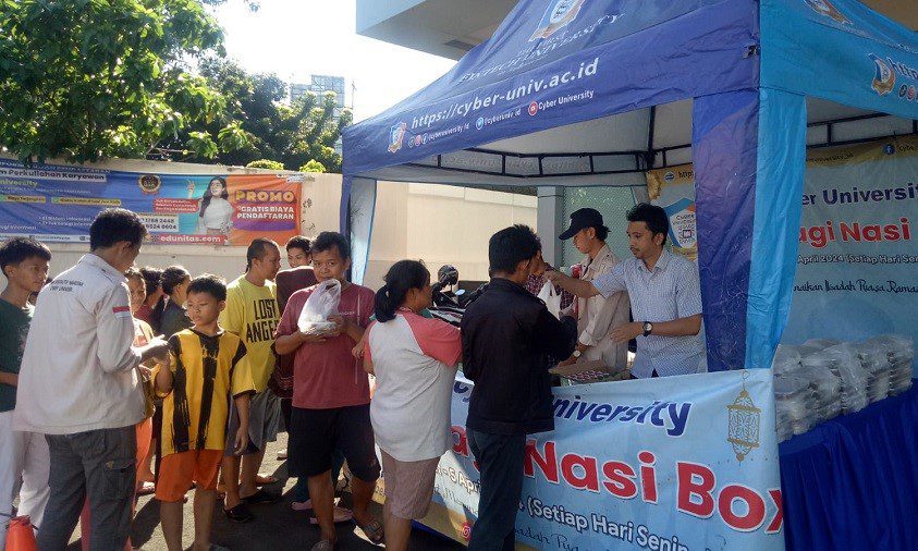 Cyber University Berbagi Nasi Box