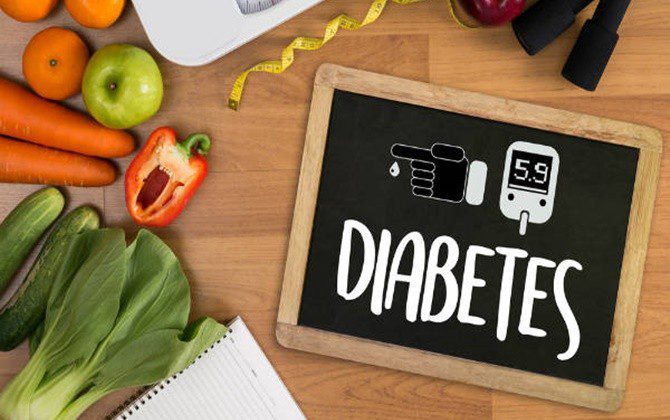 Milenianews.com - Apakah puasa aman bagi penderita diabetes? Karena kondisi setiap orang berbeda-beda, penting untuk berkonsultasi terlebih dahulu dengan dokter. Melansir dari laman Siloam Hospitals, diabetes merupakan penyakit jangka panjang yang menyebabkan tingginya gula darah dalam tubuh. Oleh karena itu, penderita diabetes harus menjaga kadar gula darahnya dengan memperhatikan pola makan dan memastikan mendapatkan nutrisi yang diperlukan meski sedang berpuasa. Pengendalian gula darah merupakan hal yang harus di waspadai. Baca juga: 5 Tips Puasa Aman dan Nyaman Untuk Penderita Maag Dokter akan memperbolehkan orang yang memiliki sakit diabetes untuk berpuasa dengan catatan memiliki kadar gula yang normal dan terjaga Penderita diabetes boleh berpuasa asalkan memiliki kadar gula yang normal dan terjaga. Ada beberapa hal yang perlu untuk di pertimbangkan mulai dari pemantauan gula darah, kebiasaan makan, dan waktu makan penting dilakukan untuk menjaga kestabilan penderita diabetes. Berikut ini tips puasa aman untuk penderita diabetes: 1. Konsultasi Sangat penting untuk berbicara dengan dokter Anda terlebih dahulu. Ini berbicara tentang obat apa yang Anda minum, berapa dosis yang Anda makan dan kapan Anda makan sangat membantu untuk membuat gula darah normal 2. Sahur dan memperhatikan pola makan Makan sahur sangat penting bagi penderita diabetes untuk memenuhi kebutuhan energinya. Oleh karena itu sangat dianjurkan untuk makan sahur yang mengandung karbohidrat, protein, vitamin, dan mineral seimbang. Untuk menjaga kestabilan kadar gula dalam darah, penderita diabetes dianjurkan untuk makan tiga kali sehari, yaitu saat sahur, puasa dan sekitar jam 8 malam. Penting sekali untuk memerhatikan porsi dan jenis makanan yang di konsumsi. 3. Tetap berkegiatan Agar tetap sehat, penderita diabetes disarankan untuk rutin berolahraga. Olahraga ringan seperti jalan kaki, yoga, atau bersepeda juga sebaiknya didiskusikan dengan dokter sebelum melakukannya. 4. Hindari makanan mengandung gula tinggi Untuk mengembalikan energi yang hilang setelah berpuasa, tubuh cenderung mengonsumsi makanan dengan kandungan gula tinggi saat lapar. Hal ini meningkatkan gula darah, yang sebaiknya dihindari oleh penderita diabetes. Untuk memenuhi kebutuhan energi setelah berpuasa, Anda bisa mengonsumsi buah-buahan segar yang mengandung gula alami daripada makanan manis. 5. Periksan secara berkala Saat berpuasa, penderita diabetes sebaiknya memeriksa gula darahnya dua hingga empat kali sehari, yaitu setelah sahur, sore hari, dan setelah berbuka puasa. Baca juga: 5 Saran Tontonan Hiburan Agar Tidak Makruh Saat Berpuasa Untuk menghindari risiko komplikasi hipoglikemia atau hiperglikemia, sebaiknya puasa segera dihentikan jika kadar glukosa darah di bawah 70 mg/dL atau di atas 300 mg/dL. Tonton podcast Milenianews yang menghadirkan bintang tamu beragam dari Sobat Milenia dengan cerita yang menghibur, inspiratif serta gaul hanya di youtube Milenianews.