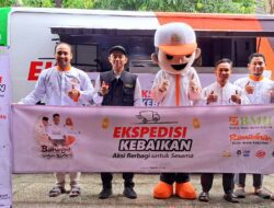 Laznas BMH Bagikan Paket Sembako kepada Warga Terdampak Banjir di Gresik