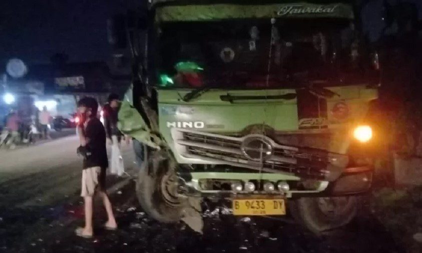 Adu Banteng di Jalan Raya Cileungsi