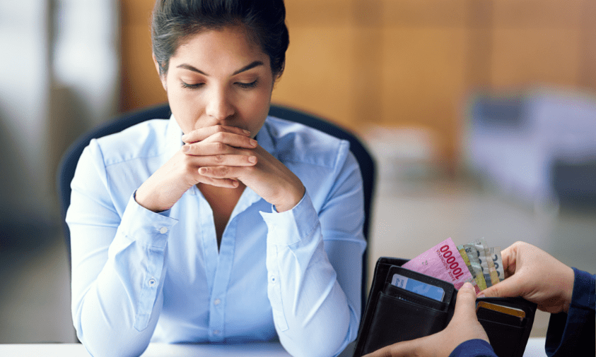 Pertumbuhan pinjol terjadi karena semakin banyak individu yang membutuhkan dana cepat dan mudah. Maka pinjol jadi solusinya bagi mereka.