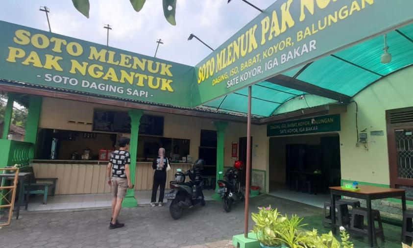 Soto yang Banyak Dagingnya di Jogja-soto mlenuk pak ngantuk