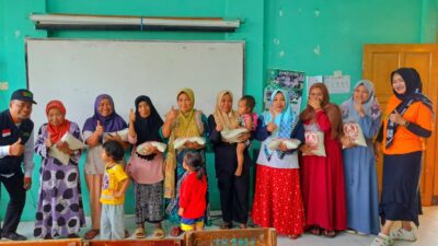 Senyum Bahagia Warga Lereng Suku Tengger Binaan BMH Terima Beras dari RS Al-Irsyad  dan  YSC