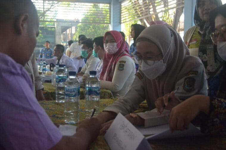 Perawat lakukan pendataan identitas pasien dalam kunjungan Dinas Kesehatan ke Yayasan Galuh pada Rabu (17/7). NIkita/Milenianews.com