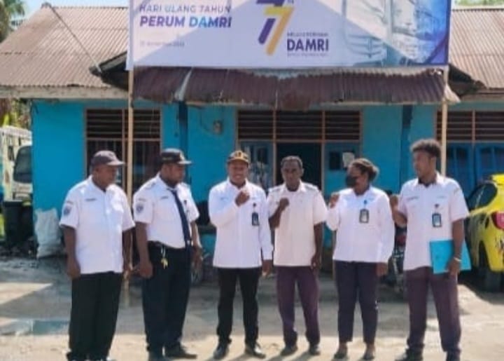 Kepala Pemasaran ataupun Korlap ( Kordinator Lapangan ) bersama pegawai Perum Damri Cabang Sarmi