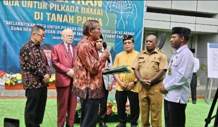Forum Kerukunan Umat Beragama (FKUB) Papua saat memberikan dokumen komitmen Pilkada damai di Propinsi Papua.