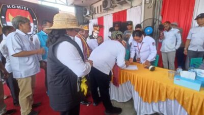 Jhon Wempi Wetipo dan Ausilius You Resmi Mendaftar Pilgub Papua Tengah