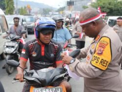 Polres Jayapura Lakukan Konvoi Kendaraan dan Bagikan Bendera Merah Putih