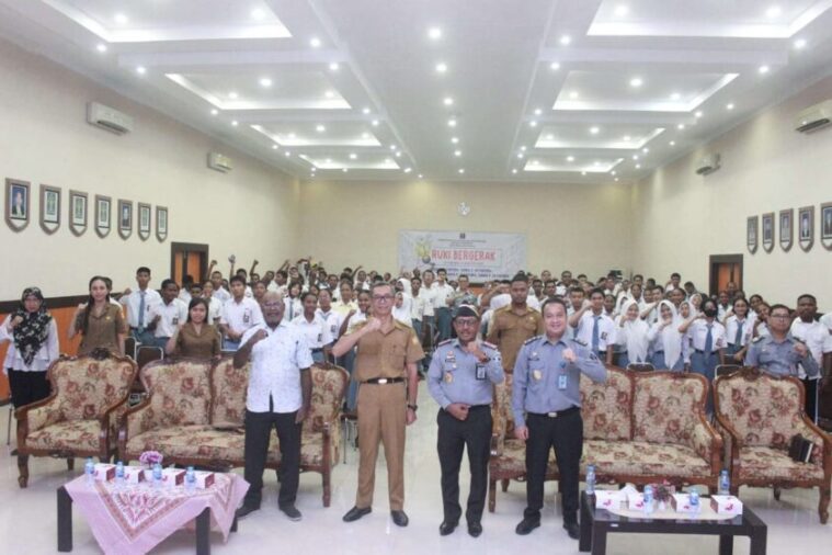Kemenkumham Papua Foto Bersama pelajar yang mengikuti sosialisasi Hak Kekayaan Intelektual.