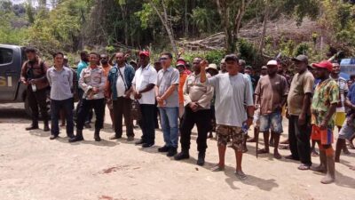 Masyarakat 7 kampung Distrik Demta Kabupaten Jayapura, Bersama SV Adi Karya pada saat pembukan palang perbaikan jalan Berap- Demta.