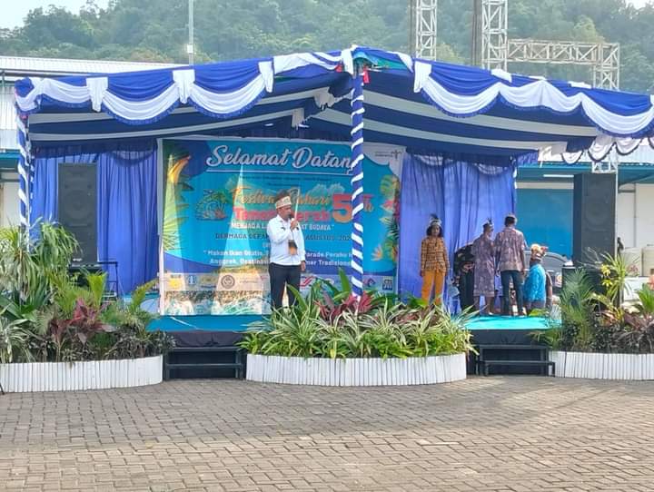 Pj Bupati Pada saat Pembukaan Festifal Bahari Teluk Tanah Merah ke-5.