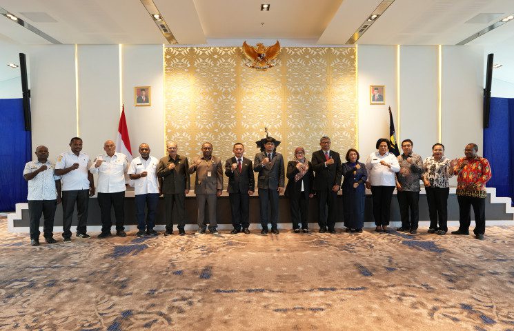 Pj Gubernur Papua Bersama Pejabat Pemprov Papua.