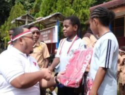 Telkomsel Bagikan Alat Tulis dan Tas Gratis Untuk Anak-anak di Papua