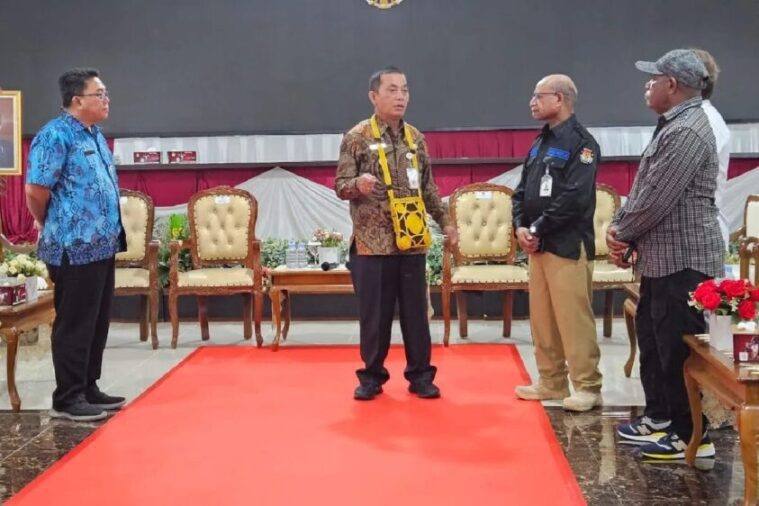 Pejabat Gubernur Propinsi Papua Ramses Limbong pada saat memberikan masukan kepada KPU Propinsi Papua.