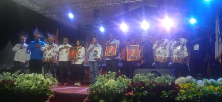 3 Paslon Bupati dan Wakil Bupati Sarmi, Foto bersama Ketua Kpu Kabupaten, Sekertaris KPU Kabupaten Sarmi dan Komisioner KPU Kabupaten Sarmi.