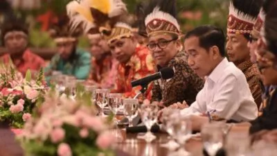 Presiden Republik Indonesia Joko Widodo saat menerima Tamu Majelis Rakyat Papua (MRP).