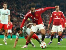 Mees Hilgers Tuai Pujian Pelatih FC Twente Usai Imbangi MU