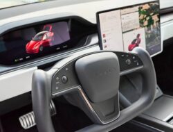 Tesla dengan Teknologi Self-Driving, Klaim Tak Butuh Kemudi Manusia di 2025