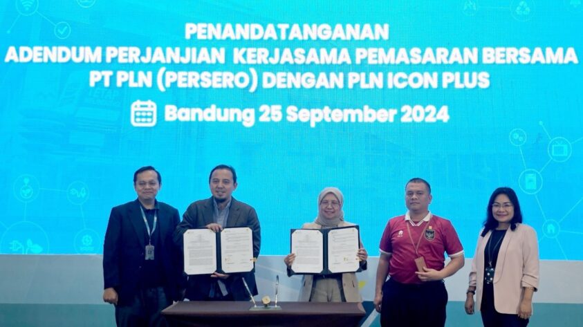 PLN Icon Plus Raih Skor Tertinggi dalam Pengungkapan Informasi pada Penganugerahan ARA 2023 Jakarta, 10 Oktober 2024 - PLN Icon Plus kembali menorehkan prestasi melalui raihan penghargaan dalam perhelatan Annual Report Award (ARA) 2023 yang diselenggarakan di Main Hall Gedung Bursa Efek Indonesia, Jakarta. Penghargaan bergengsi ini membuktikan komitmen PLN Icon Plus dalam menyampaikan laporan tahunan yang berkualitas, transparan, dan informatif. Annual Report Award (ARA) yang dikelola oleh KNKG (Komite Nasional Kebijakan Governansi) merupakan sebuah apresiasi yang diberikan kepada perusahaan-perusahaan yang memiliki laporan tahunan terbaik berdasarkan penilaian yang dilakukan terhadap berbagai aspek. Aspek penilaian mencakup kualitas penyajian informasi keuangan, penerapan prinsip Good Corporate Governance (GCG), hingga kreativitas dalam desain dan penyampaian pesan. Berdasarkan hasil penilaian tersebut, PLN Icon Plus dianugerahi penghargaan sebagai perusahaan dengan peningkatan skor pengungkapan ARA paling tinggi. Direktur Utama PLN Icon Plus Ari Rahmat Indra Cahyadi yang hadir untuk menerima penghargaan secara langsung, mengatakan PLN Icon Plus secara konsisten telah menunjukkan komitmen yang kuat terhadap penerapan prinsip-prinsip Good Corporate Governance (GCG) dalam mencapai tujuan strategis perusahaan. Hal ini tecermin dari transparansi PLN Icon Plus dalam pengungkapan informasi, akuntabilitas, dan tanggung jawab sosial. Direktur Utama PLN Icon Plus, Ari Rahmat Indra Cahyadi, mengatakan, “Penghargaan ini merupakan bukti nyata atas komitmen PLN Icon Plus dalam menerapkan prinsip-prinsip Good Corporate Governance yang serta menghadirkan laporan tahunan yang transparan dan informatif. Kami percaya bahwa laporan tahunan tidak hanya berfungsi sebagai dokumen formal, tetapi juga sebagai alat komunikasi strategis untuk membangun kepercayaan publik dan pelanggan. Dengan capaian ini, kami akan terus berinovasi dan berupaya memberikan yang terbaik, sehingga kualitas keterbukaan informasi dan akuntabilitas perusahaan semakin meningkat.” Penghargaan Annual Report Award (ARA) 2023 yang diterima oleh PLN Icon Plus menegaskan komitmen perusahaan dalam menyusun laporan tahunan yang transparan, informatif, dan berpedoman pada prinsip-prinsip Good Corporate Governance (GCG). Disamping itu, penghargaan ini menjadi motivasi bagi PLN Icon Plus untuk terus berinovasi dan meningkatkan kualitas laporan tahunan sehingga laporan tahunan dapat menjadi alat komunikasi perusahaan yang efektif dengan penyajian informasi yang jelas, ringkas, dan mudah dipahami. Pencapaian ini mencerminkan keberhasilan PLN Icon Plus dalam meningkatkan kualitas keterbukaan informasi dan akuntabilitas, yang tidak hanya membangun kepercayaan publik tetapi juga memperkuat reputasi perusahaan. PLN Icon Plus berkomitmen untuk terus berinovasi dan menghadirkan laporan tahunan yang efektif sebagai alat komunikasi strategis perusahaan. Narahubung Heni Utari Ambarwati Sekretaris Perusahaan PLN Icon Plus E-mail : heni.utari@iconpln.co.id Phone : +628122024830 Tentang PLN Icon Plus PLN Icon Plus adalah Subholding Beyond kWh dari PT PLN (Persero), yang berperan dalam pengembangan layanan berbasis teknologi informasi dan komunikasi serta transisi energi. PLN Icon Plus terus berinovasi menyediakan solusi Beyond kWh dengan menyediakan penawaran lengkap yang mencakup teknologi jaringan serat optik end-to-end, layanan terkelola infrastruktur, pusat data, platform digital kelas atas, dan solusi layanan managed service perangkat yang andal.