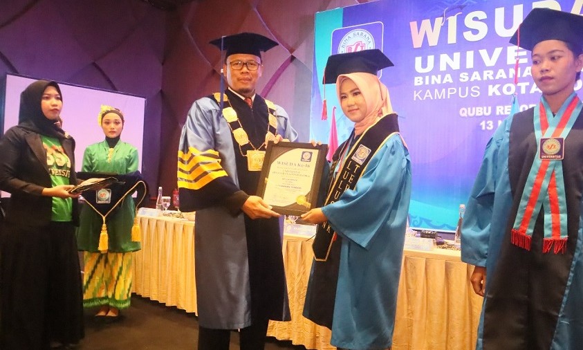 Wisudawan Terbaik Universitas BSI kampus Pontianak