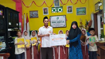 Santri Yayasan Nurul Hidayah Pasuruan Bahagia Terima Al-Qur’an dari BMH