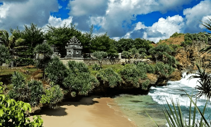 Liburan Nataru di Pantai Ngobaran