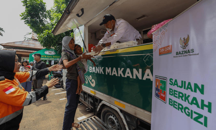 Pendistribusian sajian berkah bergizi di Kampung Pemulung, Jaksampurna, Kota Bekasi pada Rabu (22/1).