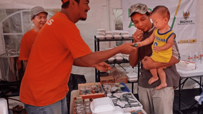 Pemberian Makanan Siap Saji kepada korban kebakaran padat penduduk Kemayoran pada Kamis (23/1).