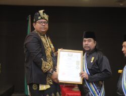 Penyair Asrizal Nur Terima Bintang Jasa dari Raja Metar Deli