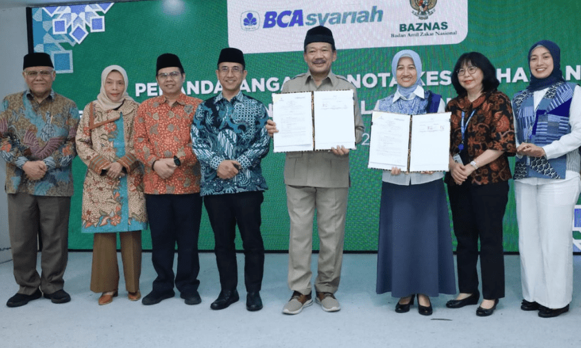 Ketua BAZNAS Noor Achmad bersama Presiden Direktur BCA Syariah, Yuli Melati Suryaningrum lakukan penandatanganan MoU guna permudah layanan penyaluran ZIS pada Rabu (12/3).