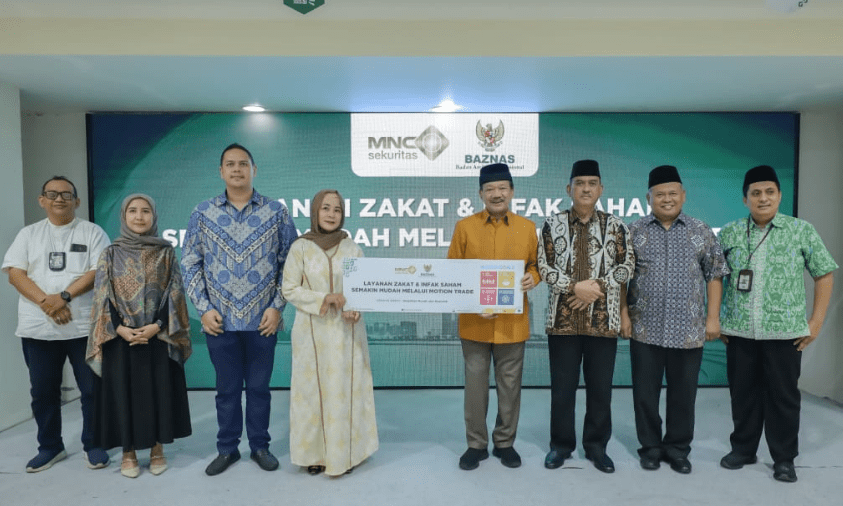 Noor Achmad, Ketua BAZNAS bersama Direktur Utama MNC Sekuritas, Susy Meilina tandatangani MoU di Kantor BAZNAS, Jakarta pada Kamis (13/3).