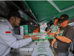 BAZNAS Bagikan Paket Berbuka di Masjid Assyakirin Jatinegara