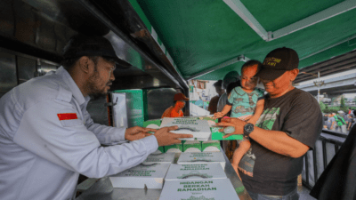 BAZNAS Bagikan Paket Berbuka di Masjid Assyakirin Jatinegara