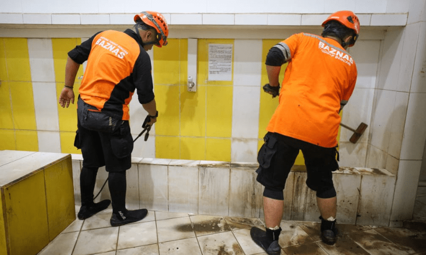 BAZNAS adakan aksi resik di Masjid Jami Itthadul Ikhwan, Jatinegara pada Rabu (5/3) guna kembalikan kenyamanan beribadah.