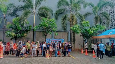 Satu Nasi Box, Sejuta Kebahagiaan! Aksi Sosial UBSI Kampus Jatiwaringin Banjir Apresiasi