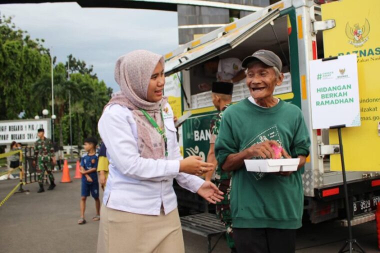 Pembagian paket Hidangan Berkah Ramadhan yang diberikan BAZNAS dan Yonif 201/JY pada Rabu (19/3).