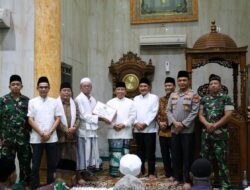Tarling Pemkot Depok, Baznas Depok Berikan THR kepada Imam Masjid, Marbot dan Guru Ngaji Lekar di Masjid Al-Barkah Jatimulya