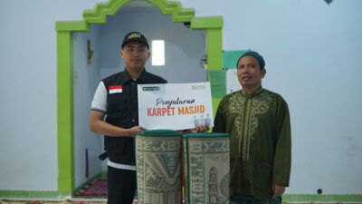 BMH Salurkan Karpet Shalat untuk Masjid Ahlul Ihya Ponorogo, Jamaah Makin Nyaman Beribadah