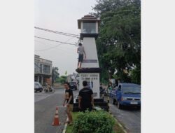 Nayaga Gong Si Bolong Bersihkan Tugu Tanah Baru Sambut HUT ke-26 Kota Depok