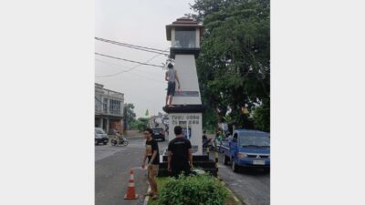 Nayaga Gong Si Bolong Bersihkan Tugu Tanah Baru Sambut HUT ke-26 Kota Depok