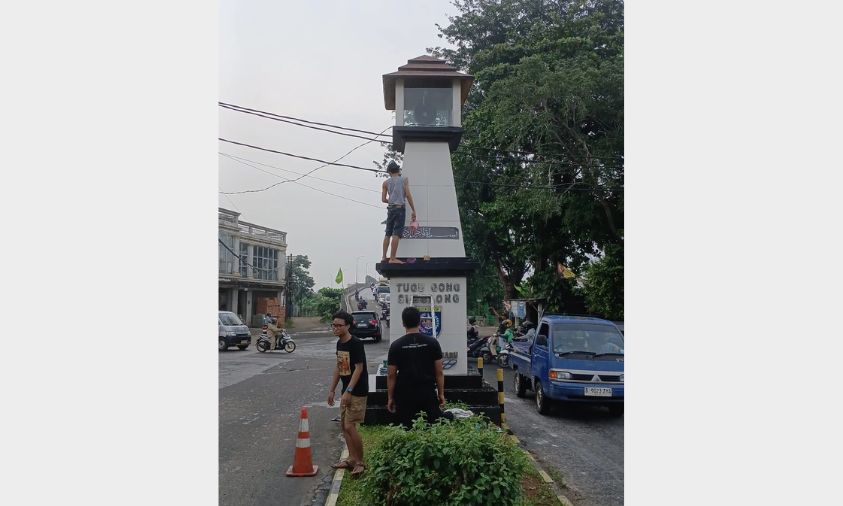 Nayaga Gong Si Bolong Bersihkan Tugu Tanah Baru Sambut HUT ke-26 Kota Depok
