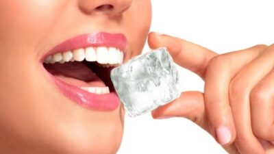 Kenali Pagophagia: Kebiasaan Mengunyah Es Batu yang Ternyata Berbahaya