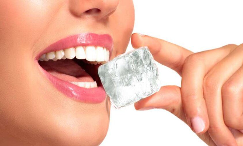 Kenali Pagophagia: Kebiasaan Mengunyah Es Batu yang Ternyata Berbahaya