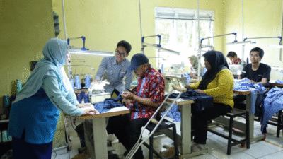 BAZNAS berikan pelatihan guna membantu mustahik disabilitas menjadi mandiri terkhusus secara ekonomi di Rumah Anggrek, Tangerang pada Selasa (22/4).