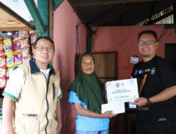Baznas  Kota Depok Berikan Bantuan Biaya Renovasi kepada Wanita Kepala Keluarga di RW 04 Rangkapanjaya